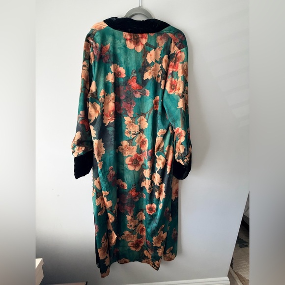 Kim + Ono Floral Kimono - Picture 2 of 5